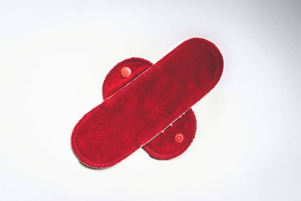 Eine rote Binde aus Bio-Baumwolle, ohne Flügel